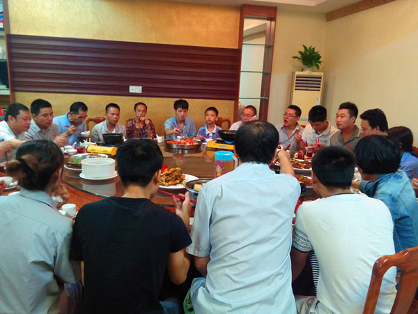 深圳鴻凱運塑膠模具廠家.jpg